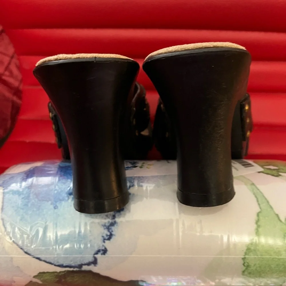 Candie's Black Sandals with Sleek Design and Comfort - Picture 4 of 5